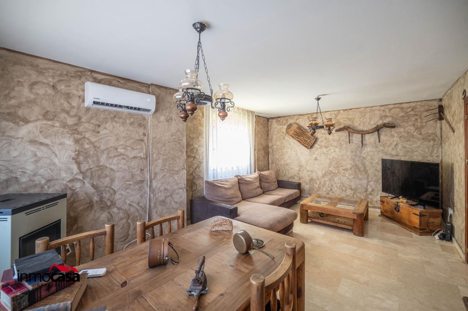 3 slaapkamer Halfvrijstaande villa te koop in Jun met zwembad garage - € 255.000 (Ref: 9894052)