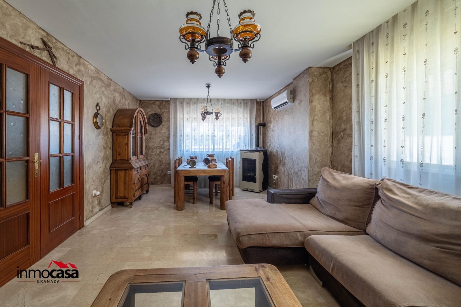 3 slaapkamer Halfvrijstaande villa te koop in Jun met zwembad garage - € 255.000 (Ref: 9894052)