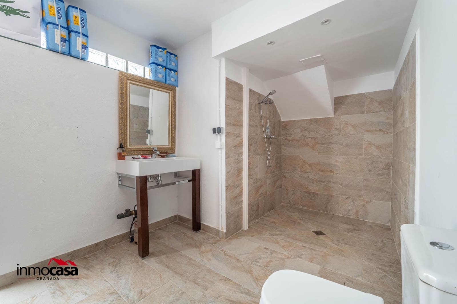 3 slaapkamer Halfvrijstaande villa te koop in Jun met zwembad garage - € 255.000 (Ref: 9894052)