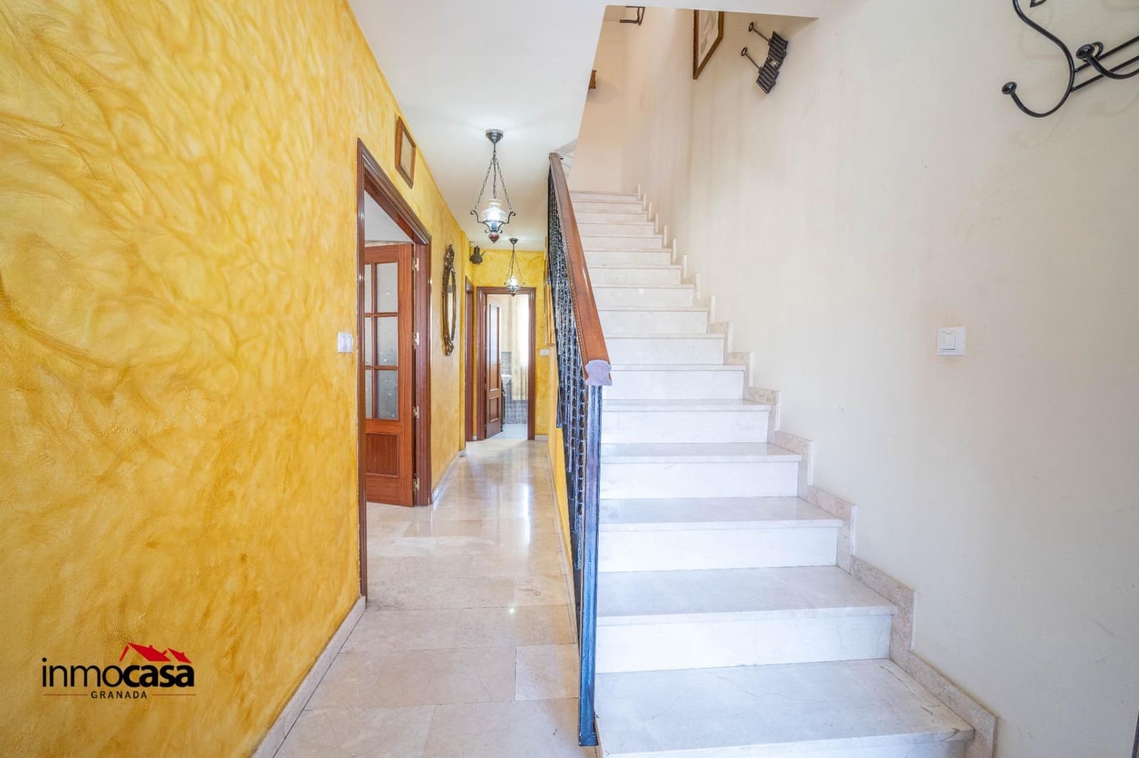 3 slaapkamer Halfvrijstaande villa te koop in Jun met zwembad garage - € 255.000 (Ref: 9894052)
