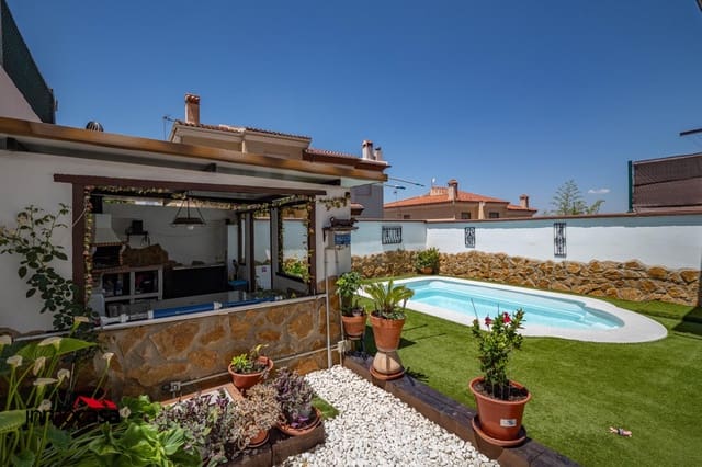 3 slaapkamer Halfvrijstaande villa te koop in Jun met zwembad garage - € 255.000 (Ref: 9894052)