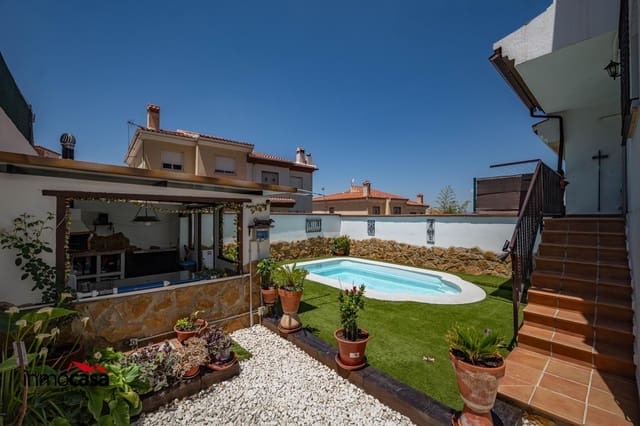 3 slaapkamer Halfvrijstaande villa te koop in Jun met zwembad garage - € 255.000 (Ref: 9894052)
