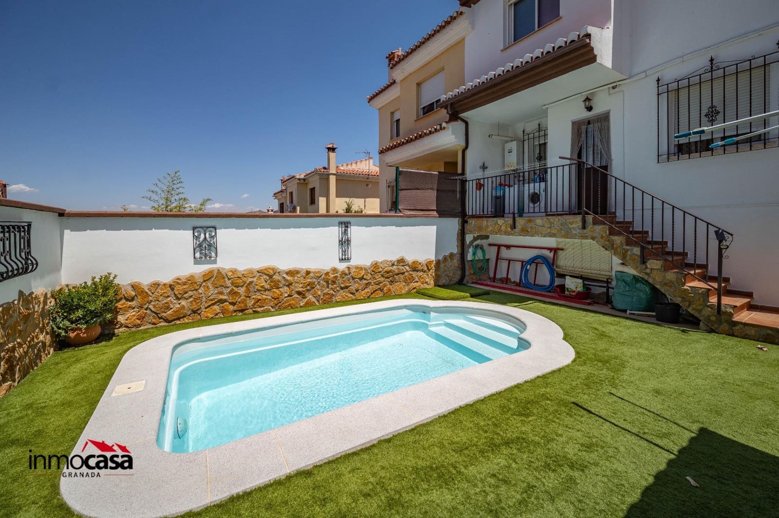 3 slaapkamer Halfvrijstaande villa te koop in Jun met zwembad garage - € 255.000 (Ref: 9894052)