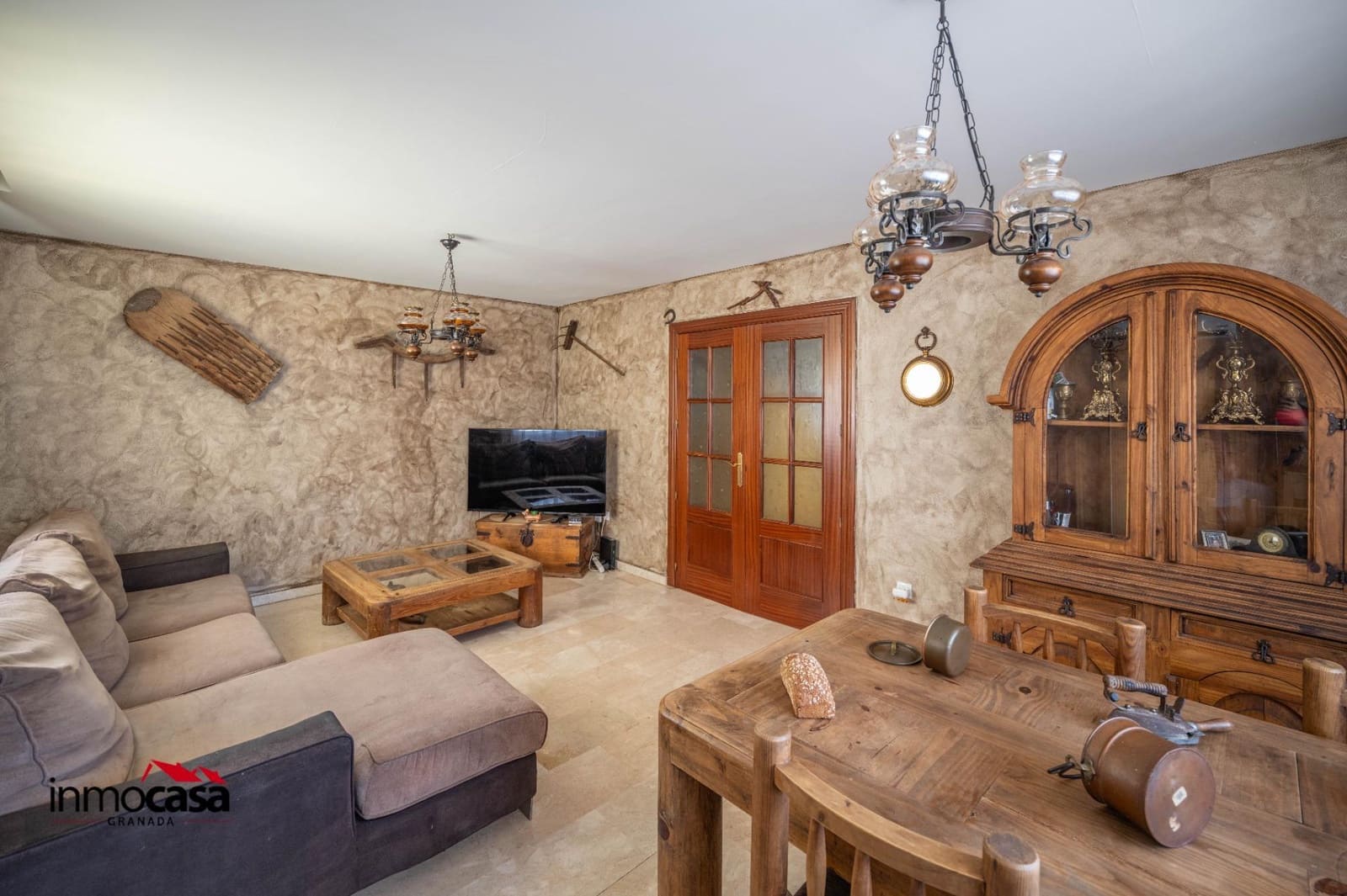 3 slaapkamer Halfvrijstaande villa te koop in Jun met zwembad garage - € 255.000 (Ref: 9894052)