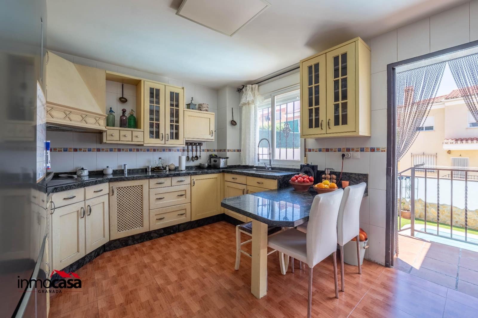 3 slaapkamer Halfvrijstaande villa te koop in Jun met zwembad garage - € 255.000 (Ref: 9894052)