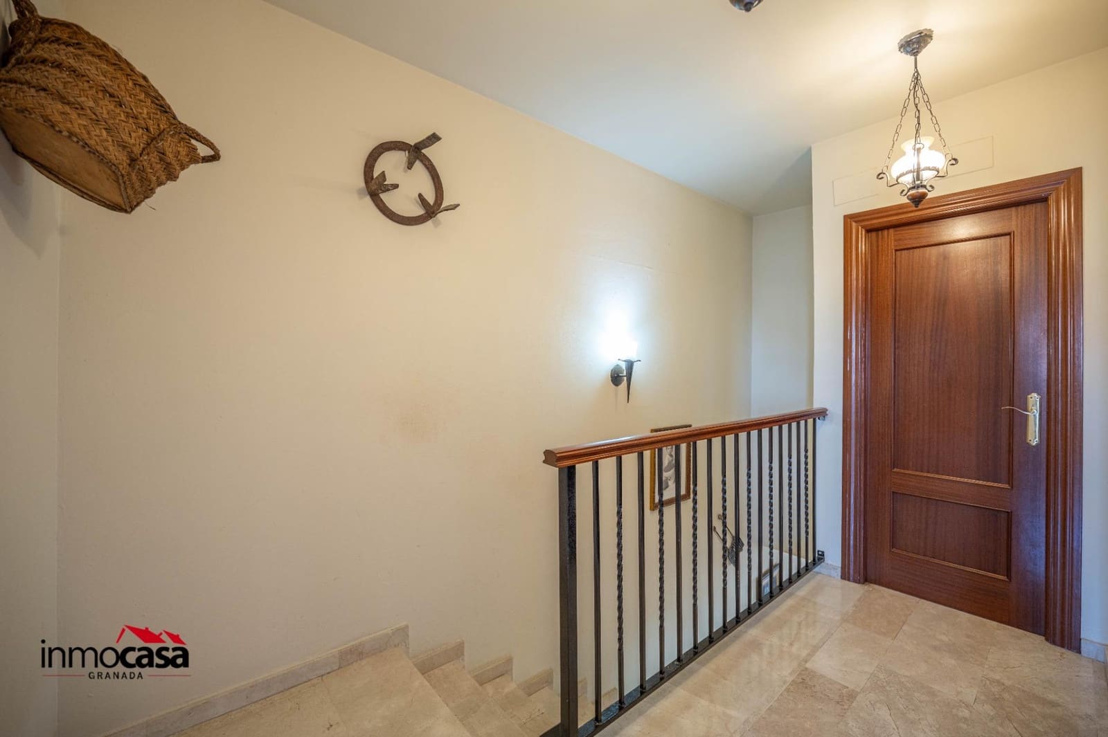 3 slaapkamer Halfvrijstaande villa te koop in Jun met zwembad garage - € 255.000 (Ref: 9894052)