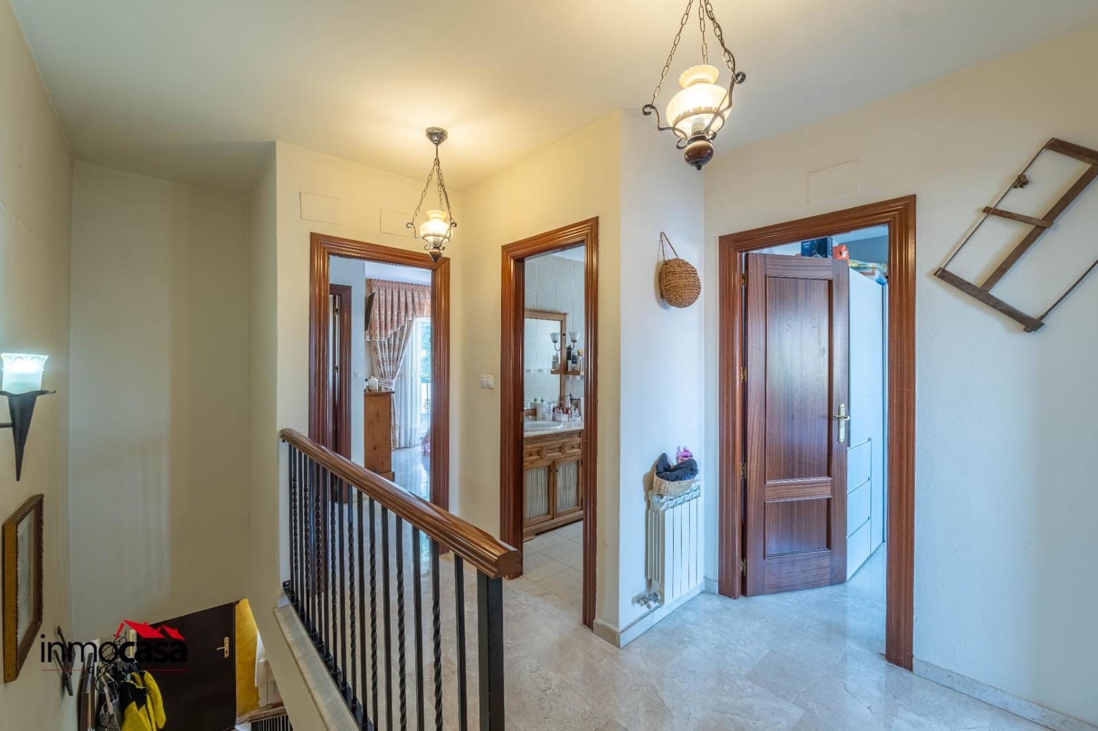 3 slaapkamer Halfvrijstaande villa te koop in Jun met zwembad garage - € 255.000 (Ref: 9894052)