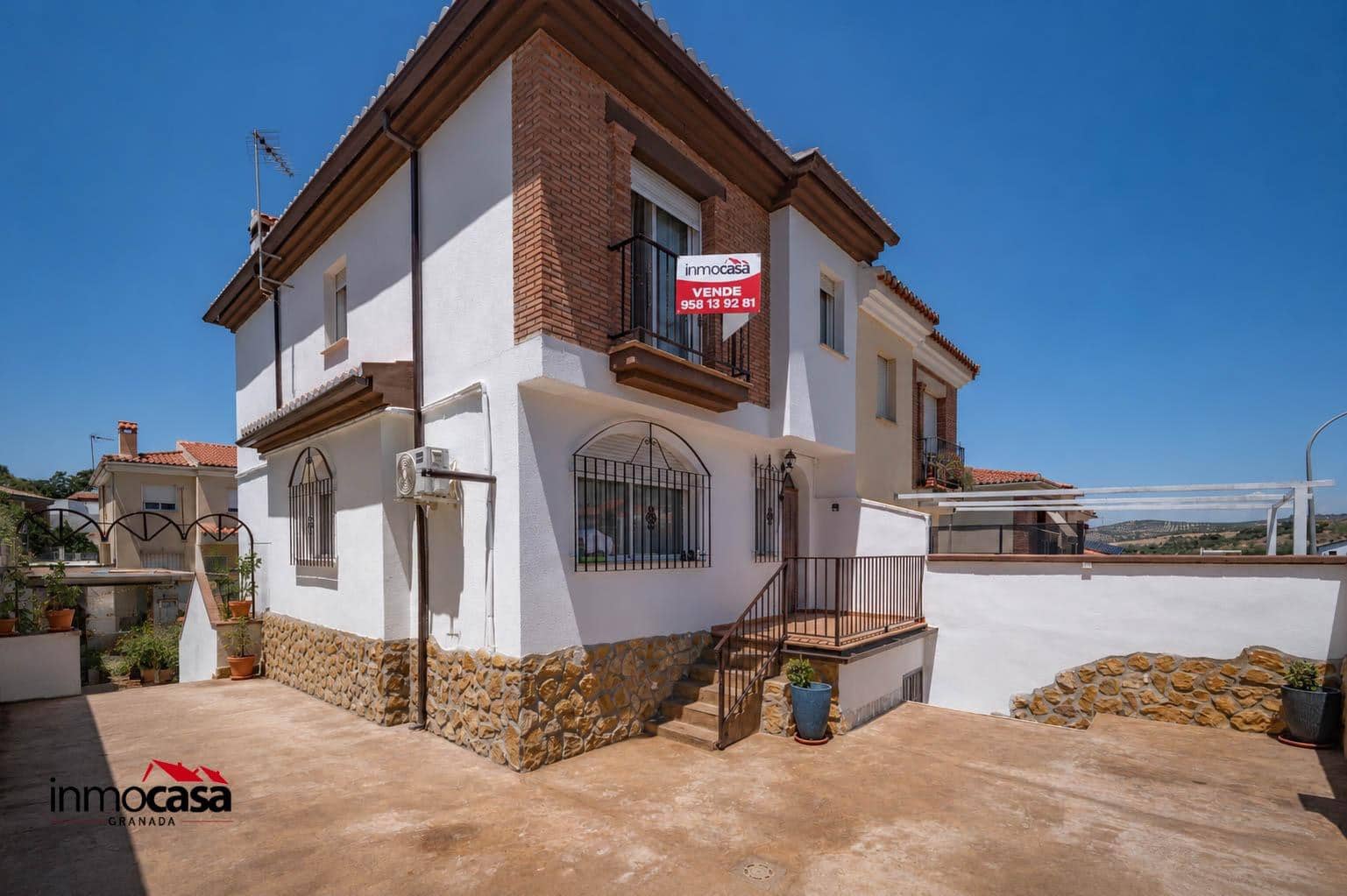 3 slaapkamer Halfvrijstaande villa te koop in Jun met zwembad garage - € 255.000 (Ref: 9894052)
