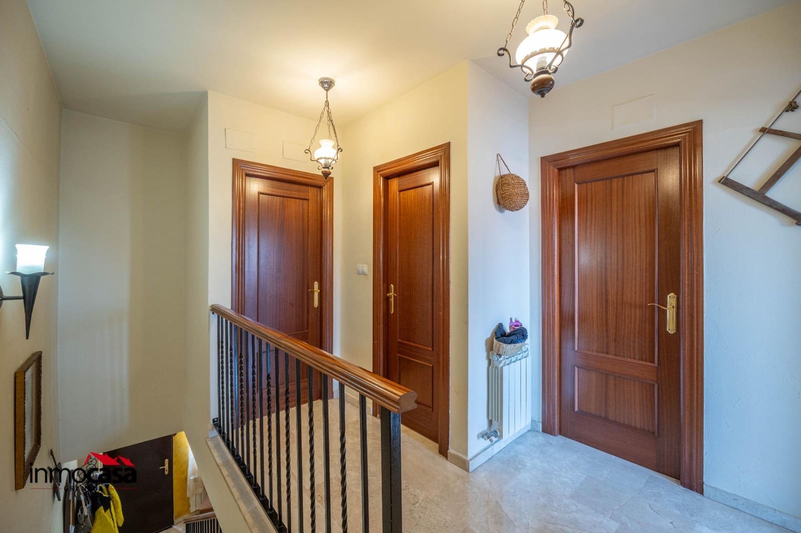 3 slaapkamer Halfvrijstaande villa te koop in Jun met zwembad garage - € 255.000 (Ref: 9894052)