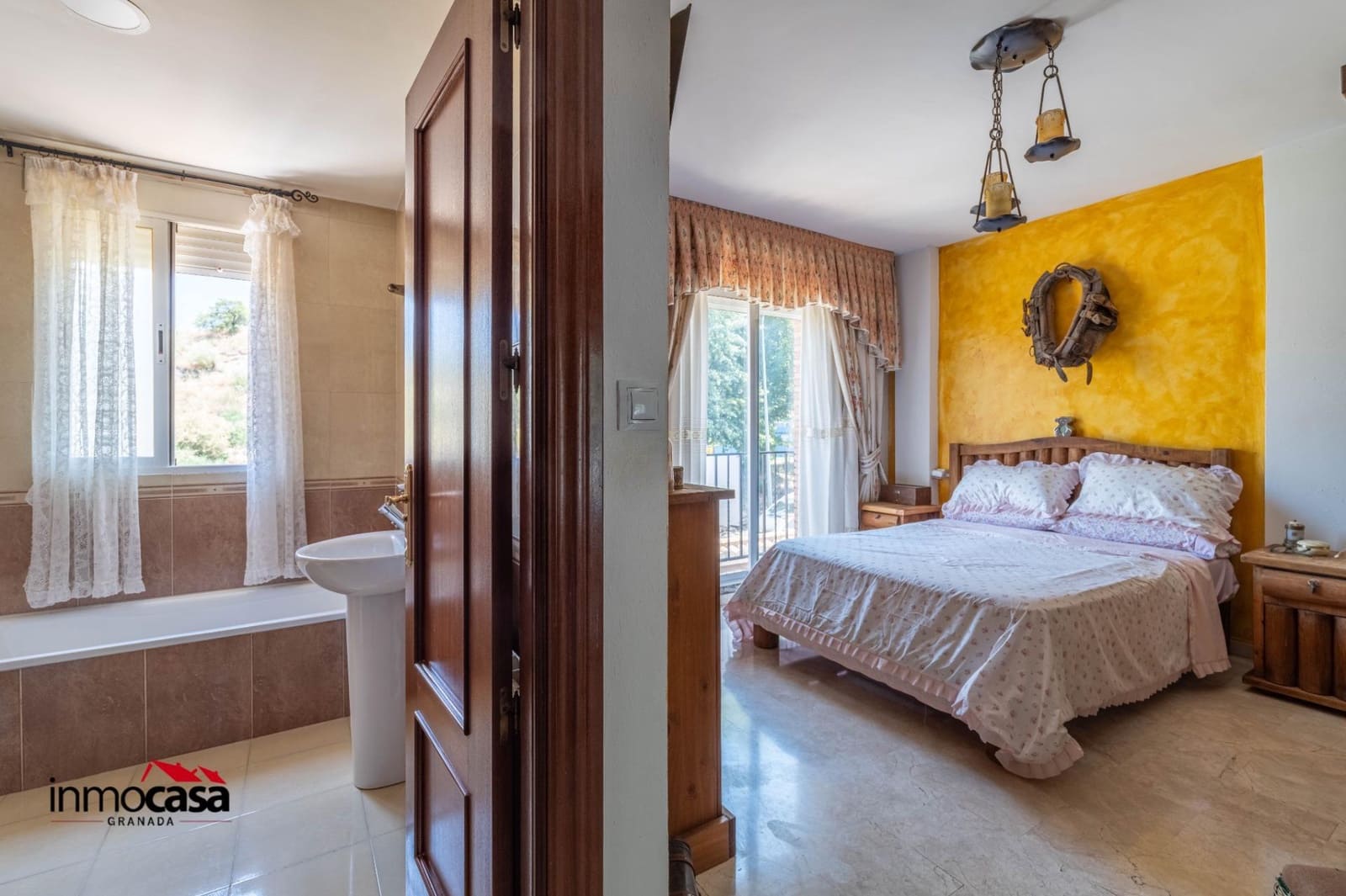 3 slaapkamer Halfvrijstaande villa te koop in Jun met zwembad garage - € 255.000 (Ref: 9894052)
