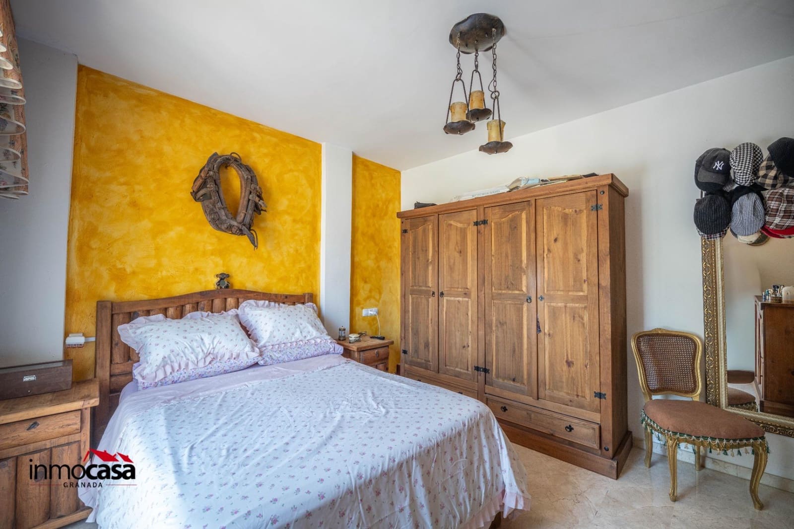 3 slaapkamer Halfvrijstaande villa te koop in Jun met zwembad garage - € 255.000 (Ref: 9894052)