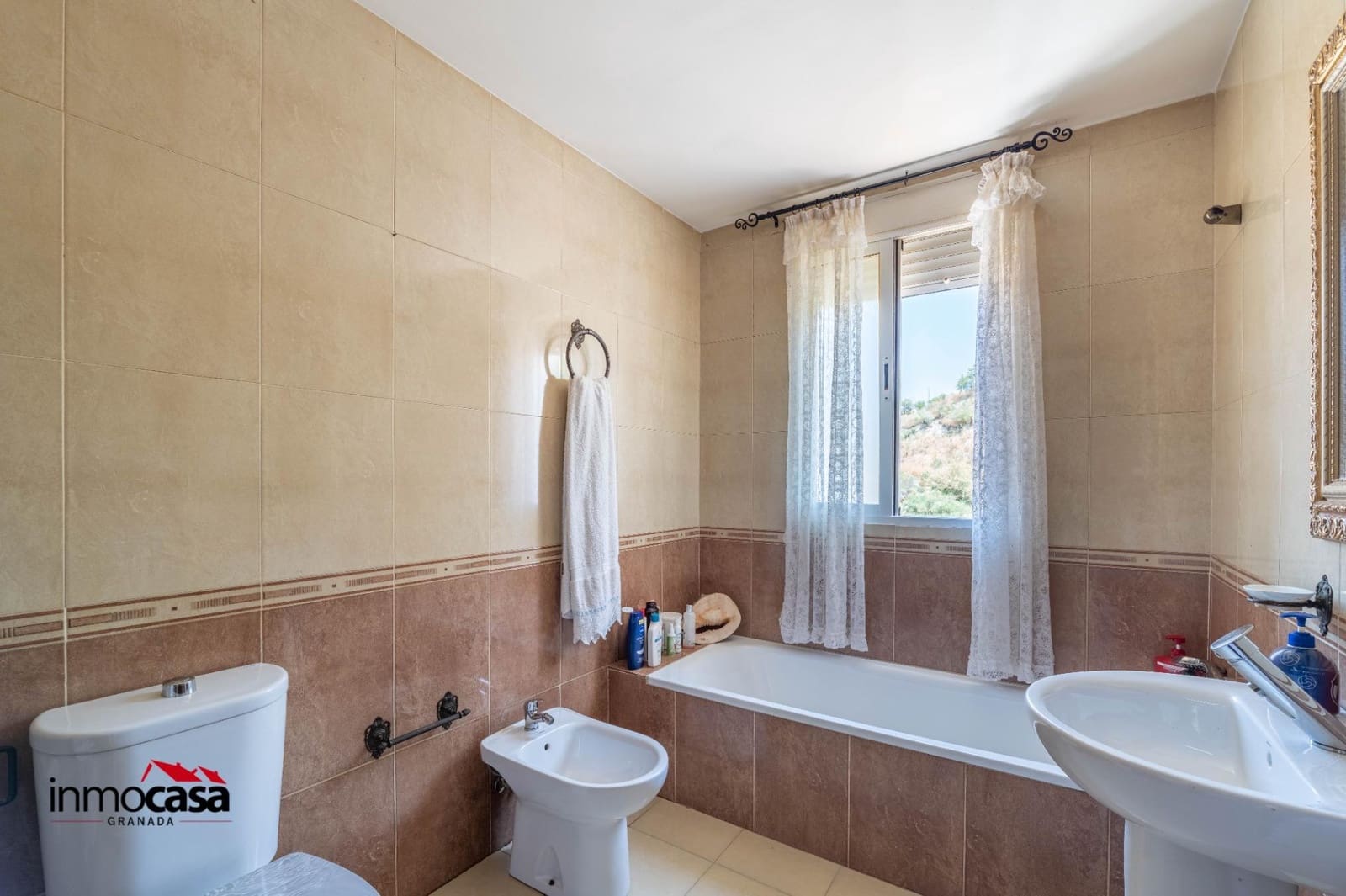 3 slaapkamer Halfvrijstaande villa te koop in Jun met zwembad garage - € 255.000 (Ref: 9894052)