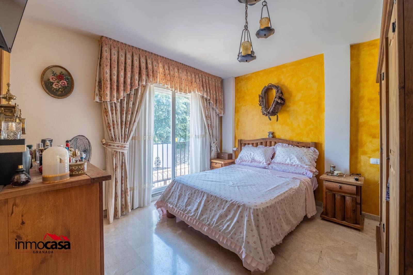 3 slaapkamer Halfvrijstaande villa te koop in Jun met zwembad garage - € 255.000 (Ref: 9894052)