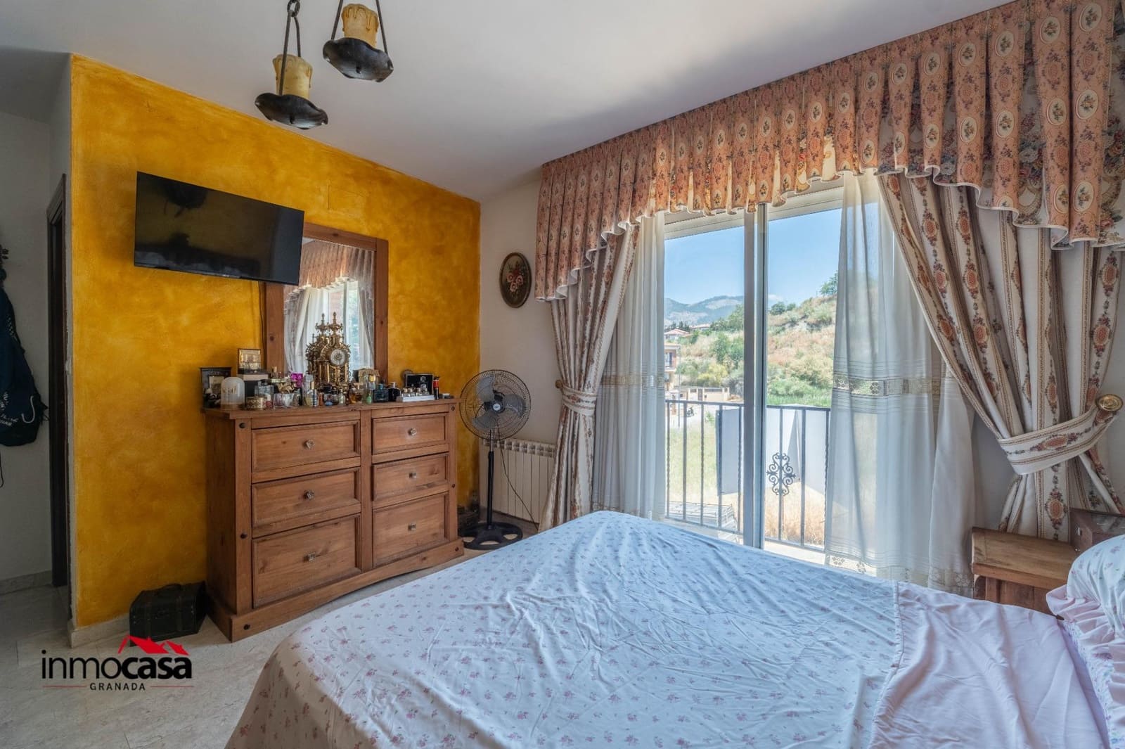 3 slaapkamer Halfvrijstaande villa te koop in Jun met zwembad garage - € 255.000 (Ref: 9894052)