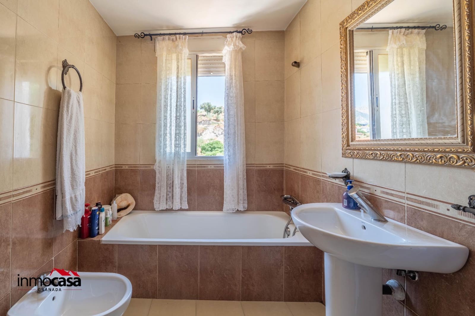 3 slaapkamer Halfvrijstaande villa te koop in Jun met zwembad garage - € 255.000 (Ref: 9894052)
