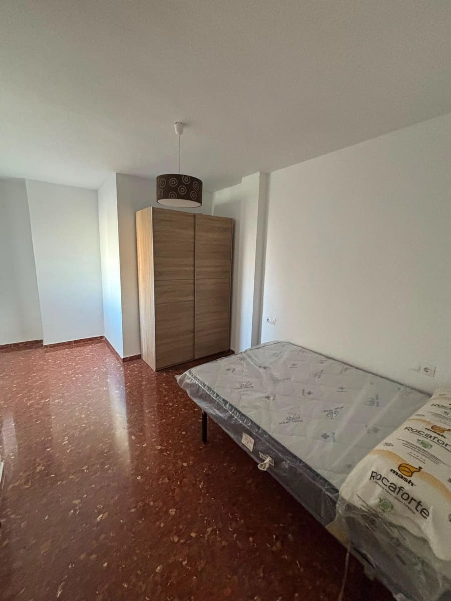 3 bedroom Flat for rent in Granada city with garage - € 820 (Ref: 9959922)
