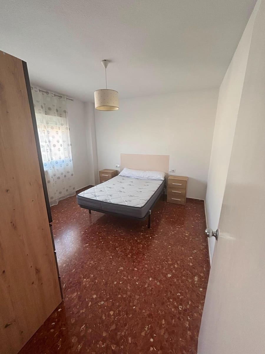 3 bedroom Flat for rent in Granada city with garage - € 820 (Ref: 9959922)