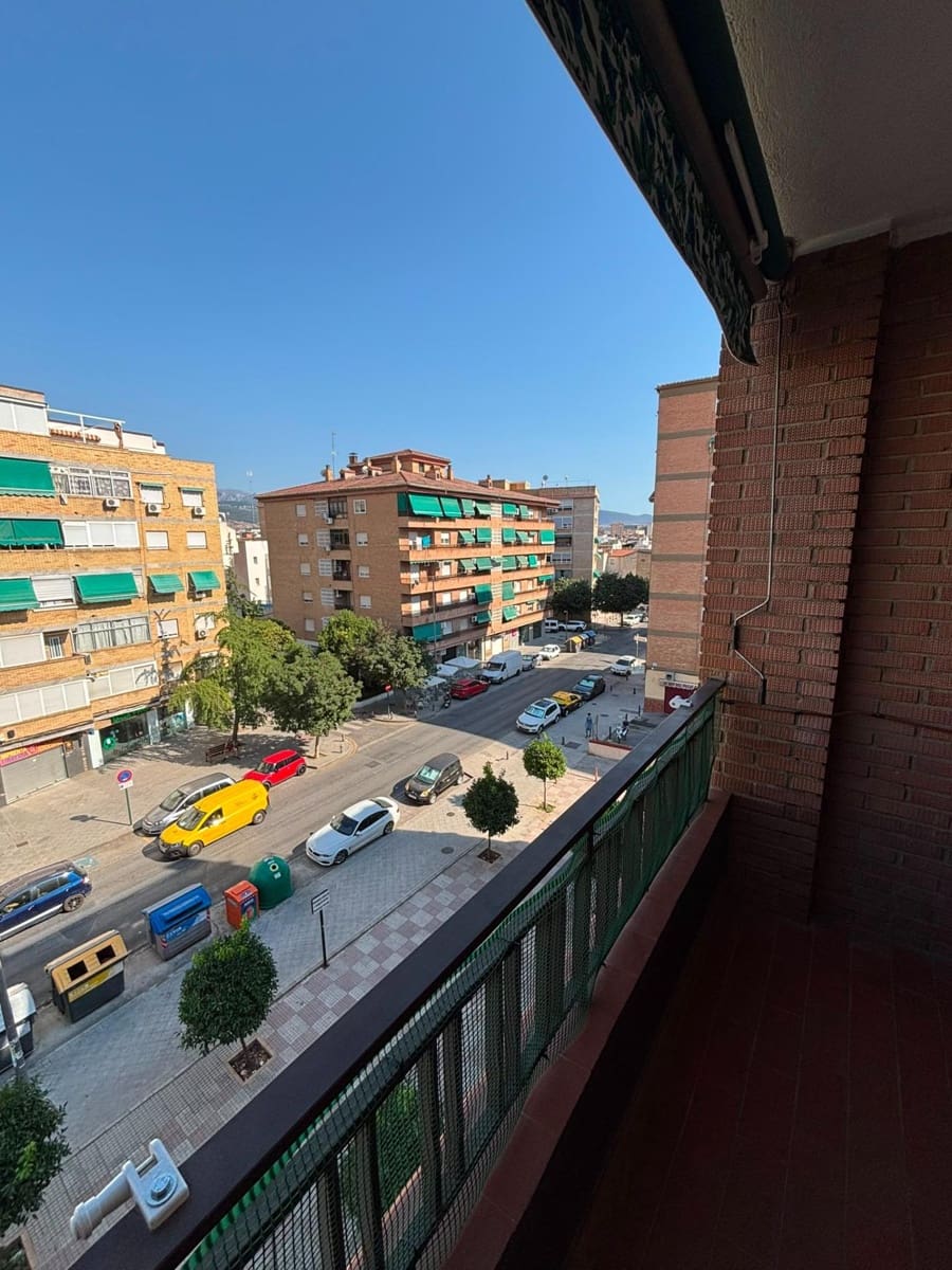3 bedroom Flat for rent in Granada city with garage - € 820 (Ref: 9959922)