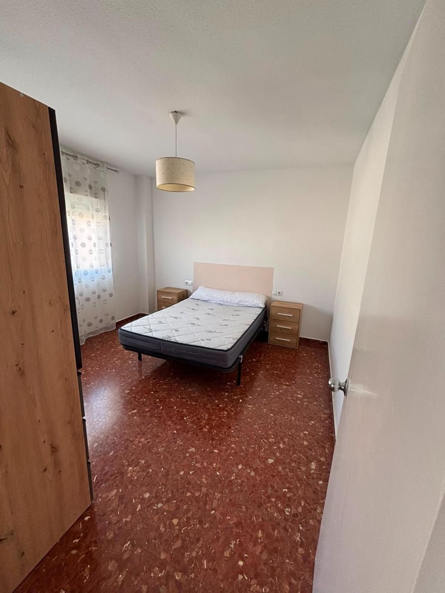 3 bedroom Flat for rent in Granada city with garage - € 820 (Ref: 9959922)