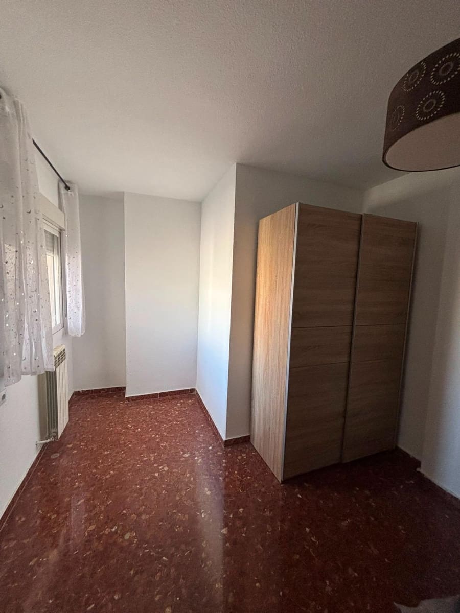 3 bedroom Flat for rent in Granada city with garage - € 820 (Ref: 9959922)