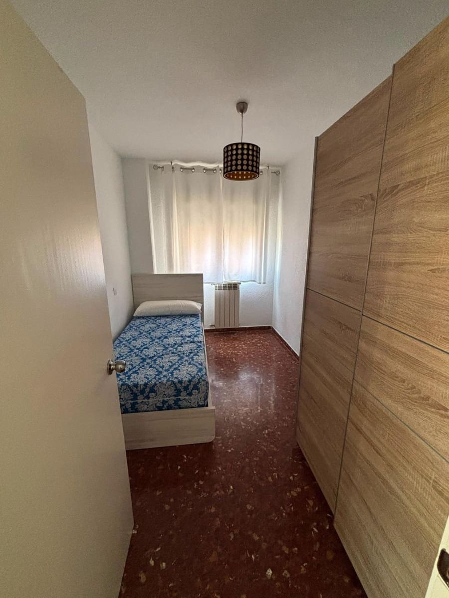 3 bedroom Flat for rent in Granada city with garage - € 820 (Ref: 9959922)