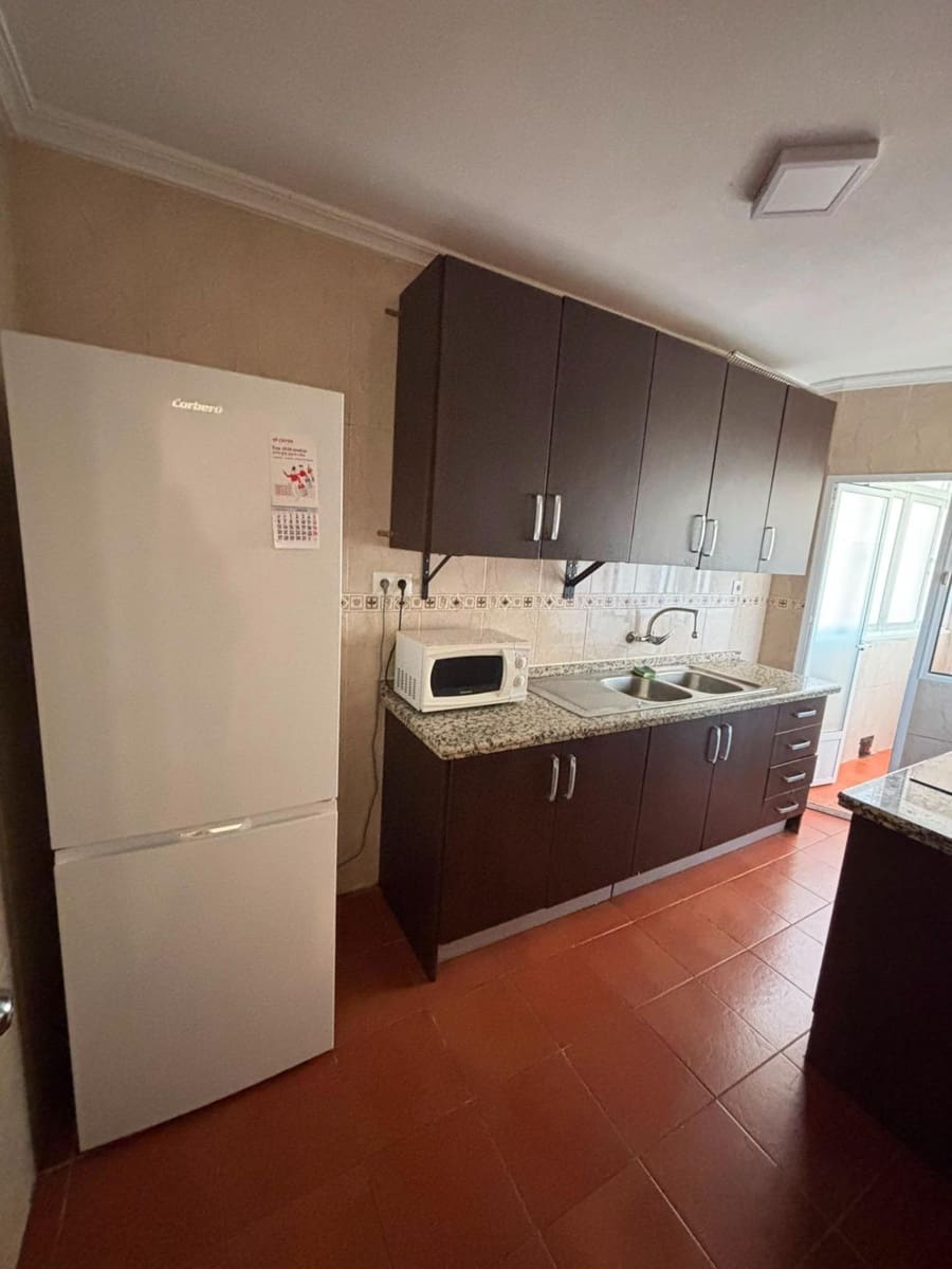 3 bedroom Flat for rent in Granada city with garage - € 820 (Ref: 9959922)