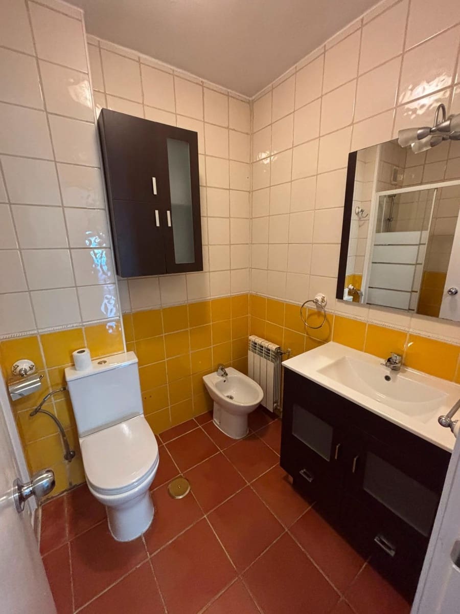 3 bedroom Flat for rent in Granada city with garage - € 820 (Ref: 9959922)