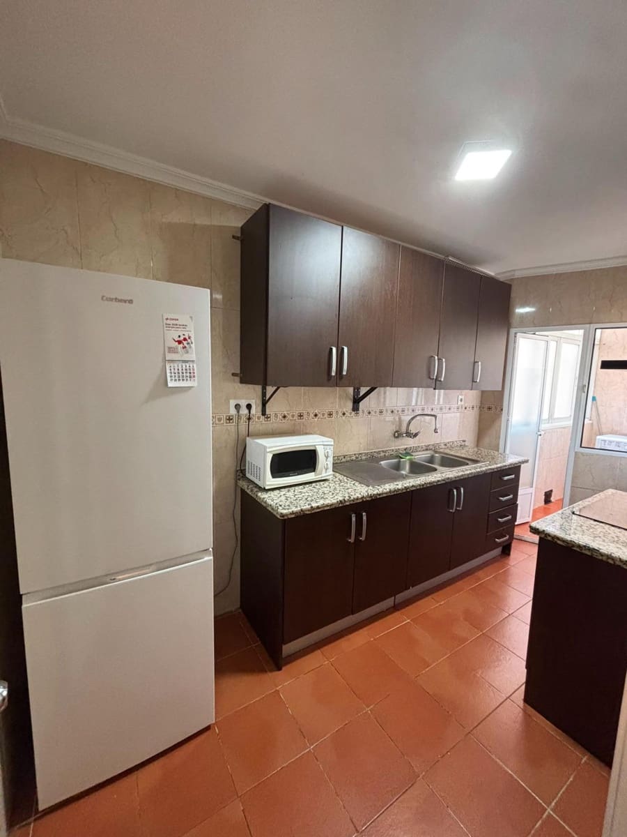 3 bedroom Flat for rent in Granada city with garage - € 820 (Ref: 9959922)