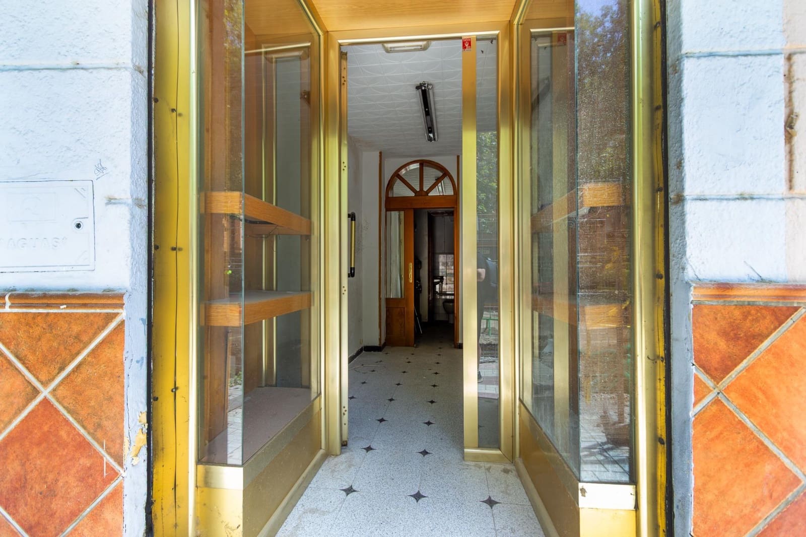 Commercial for sale in Granada city - € 41,630 (Ref: 9973439)