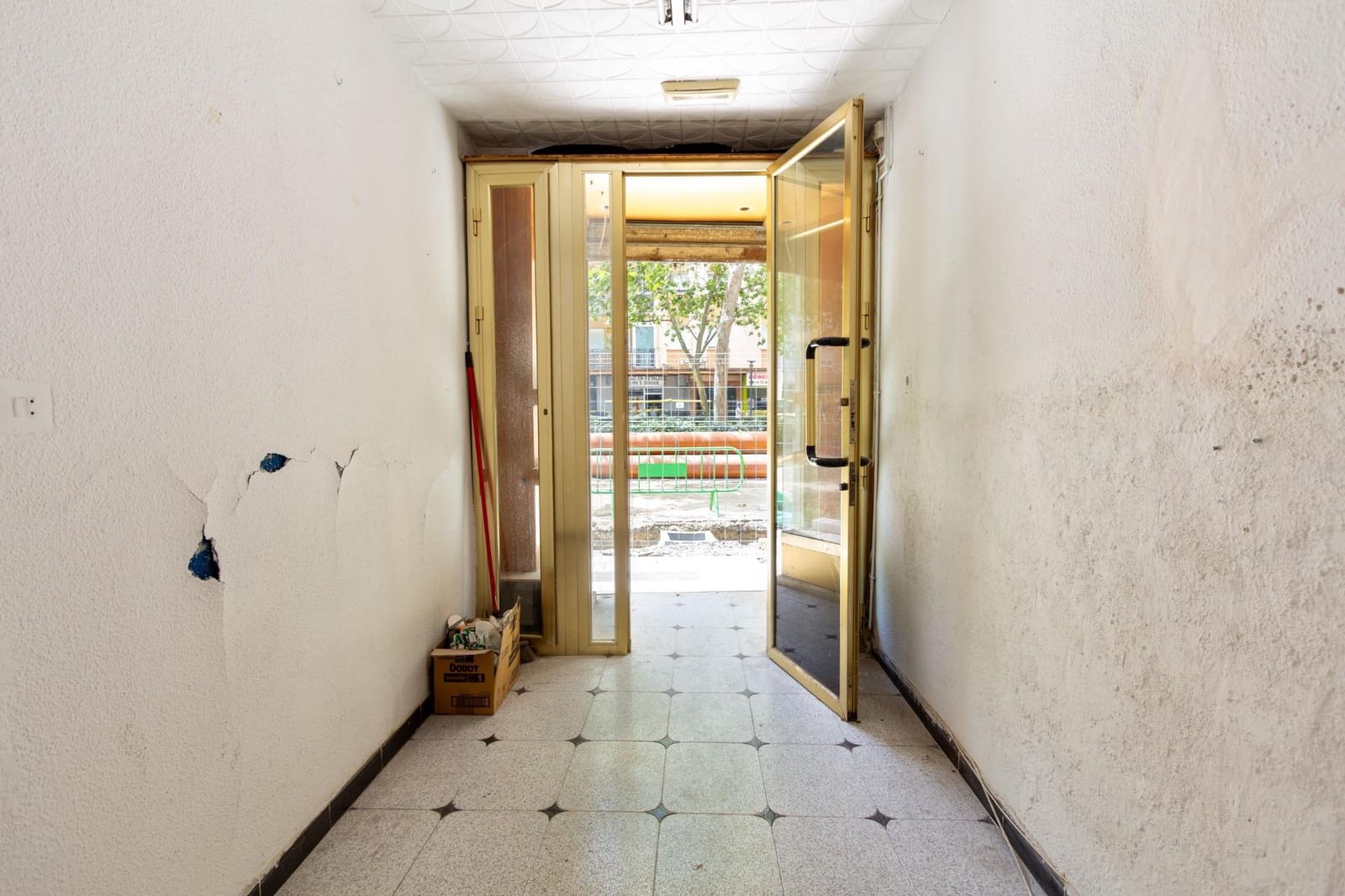 Commercial for sale in Granada city - € 41,630 (Ref: 9973439)