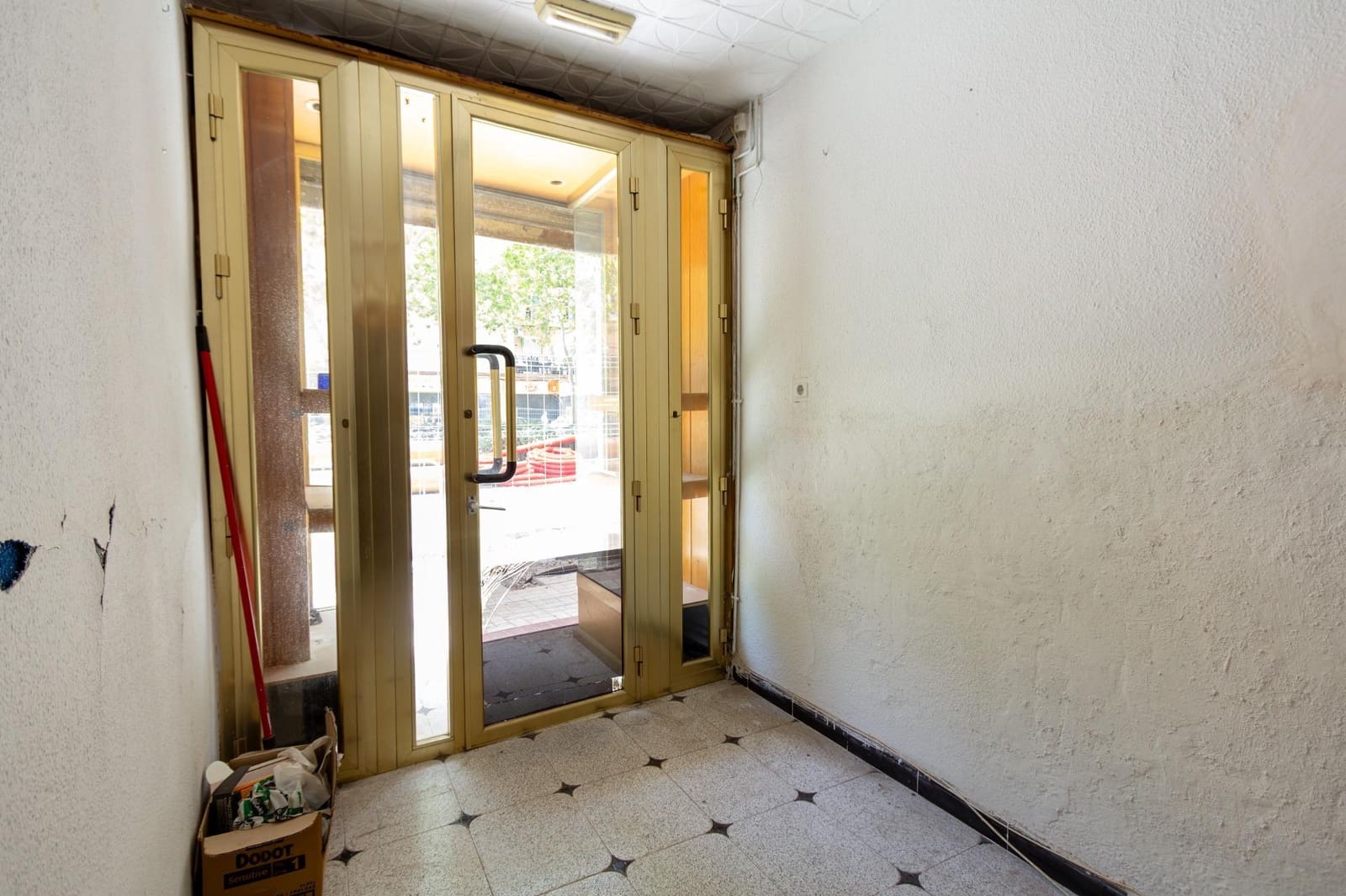 Commercial for sale in Granada city - € 41,630 (Ref: 9973439)