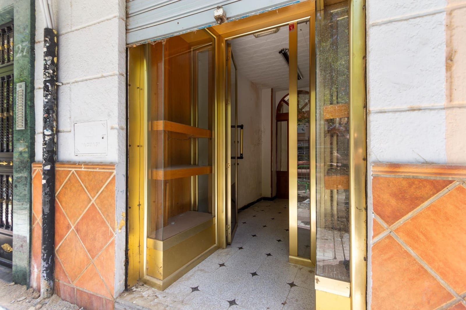 Commercial for sale in Granada city - € 41,630 (Ref: 9973439)