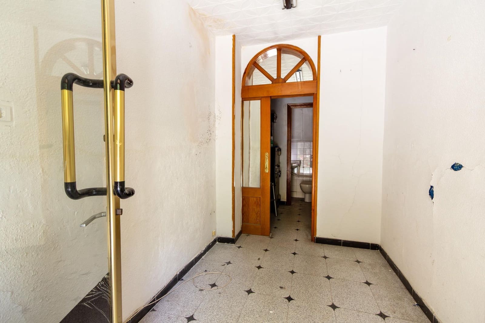 Commercial for sale in Granada city - € 41,630 (Ref: 9973439)