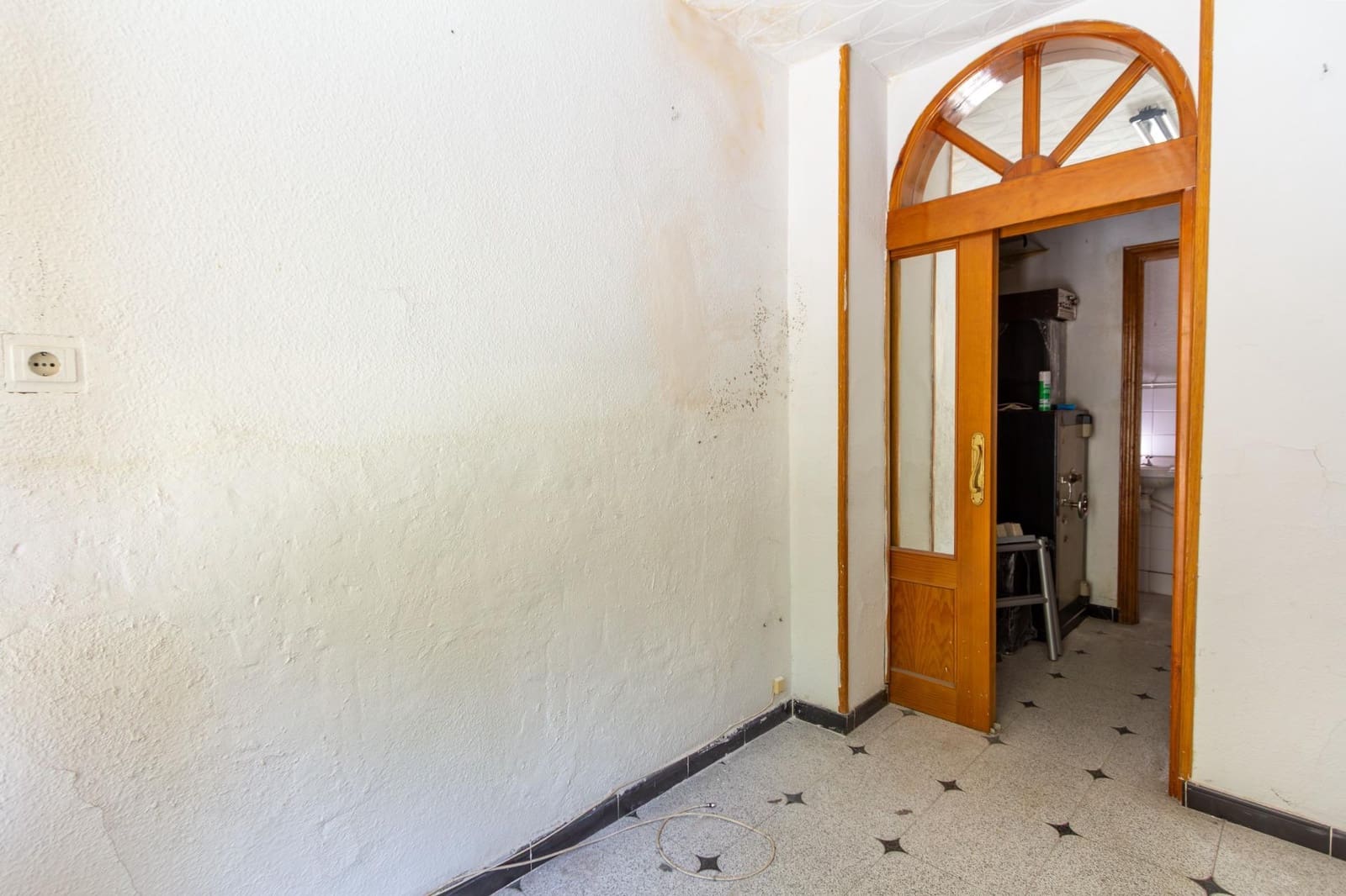 Commercial for sale in Granada city - € 41,630 (Ref: 9973439)