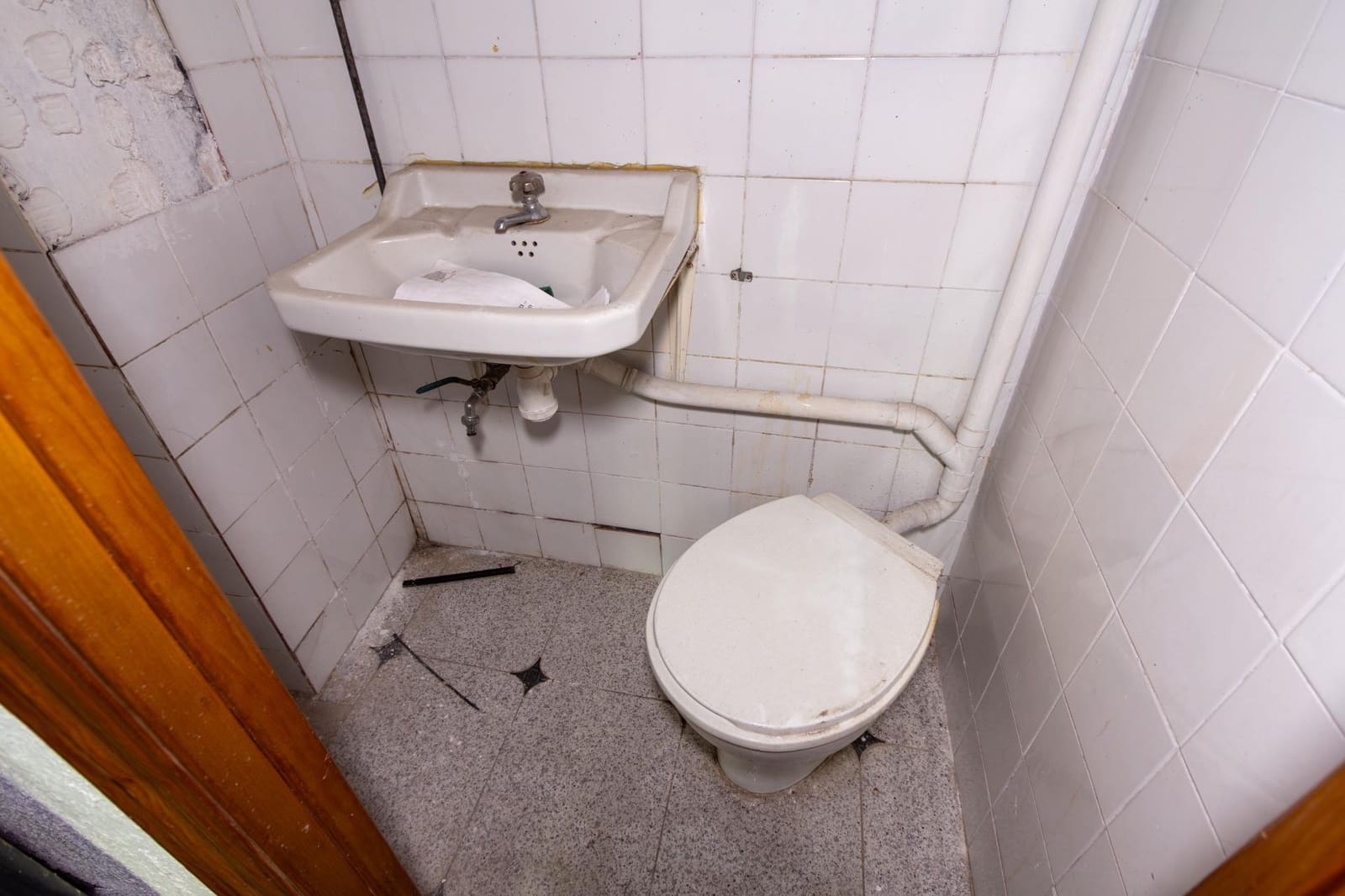 Commercial for sale in Granada city - € 41,630 (Ref: 9973439)