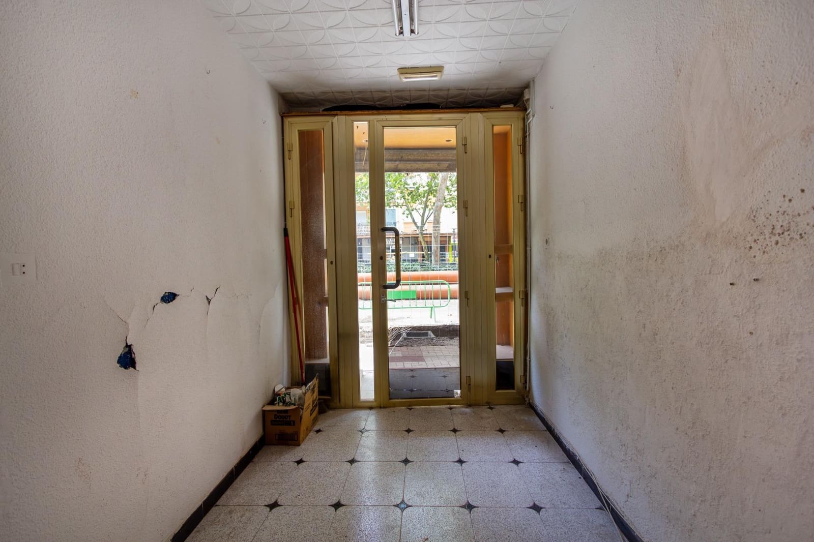 Commercial for sale in Granada city - € 41,630 (Ref: 9973439)