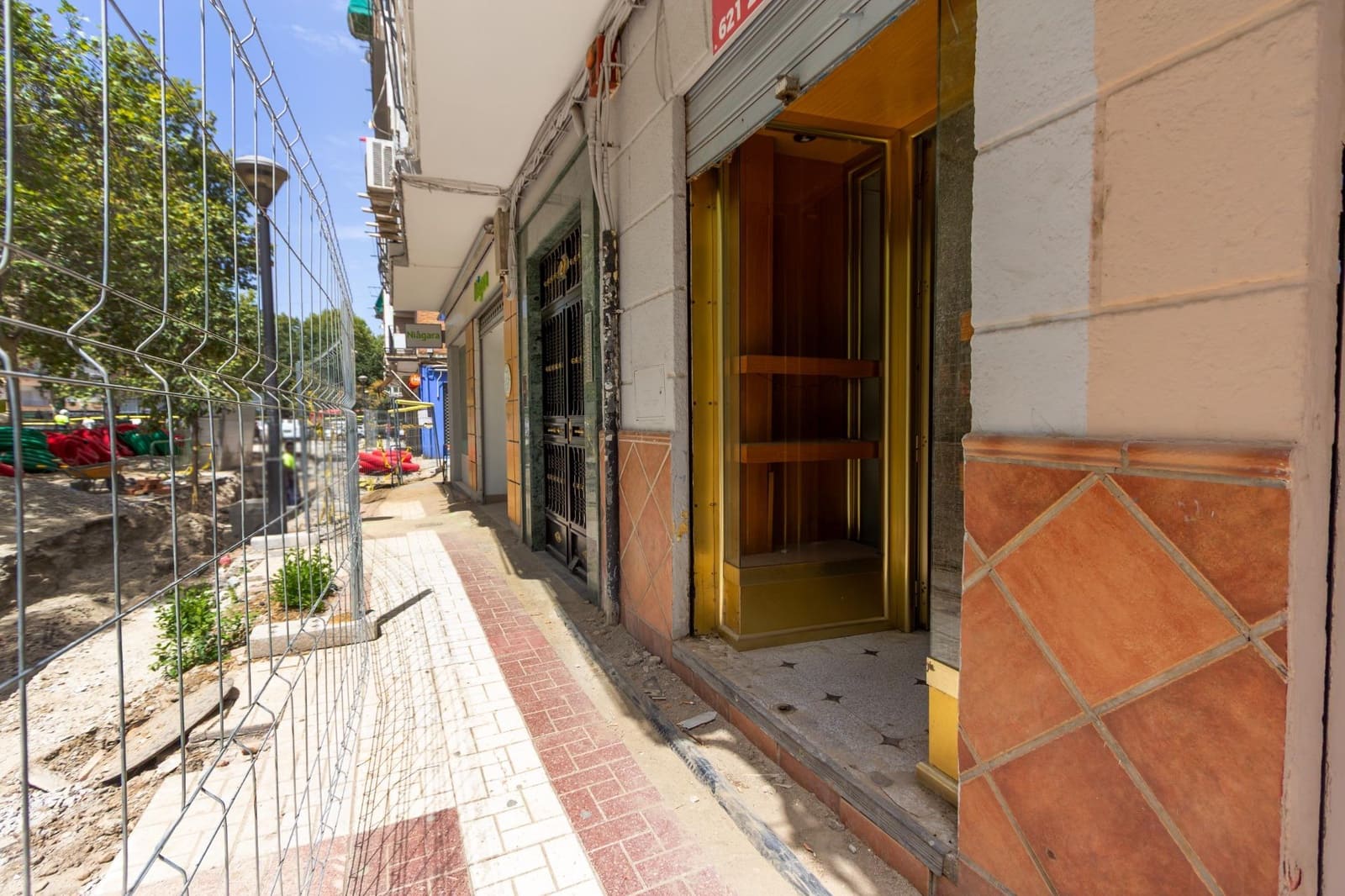 Commercial for sale in Granada city - € 41,630 (Ref: 9973439)