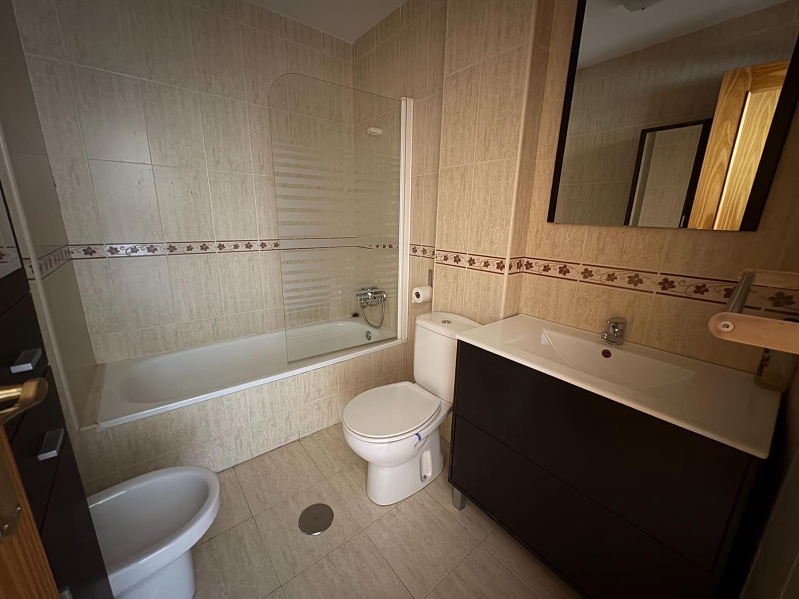 Piso de 2 habitaciones en Las Gabias en venta con garaje - 159.900 € (Ref: 9977432)