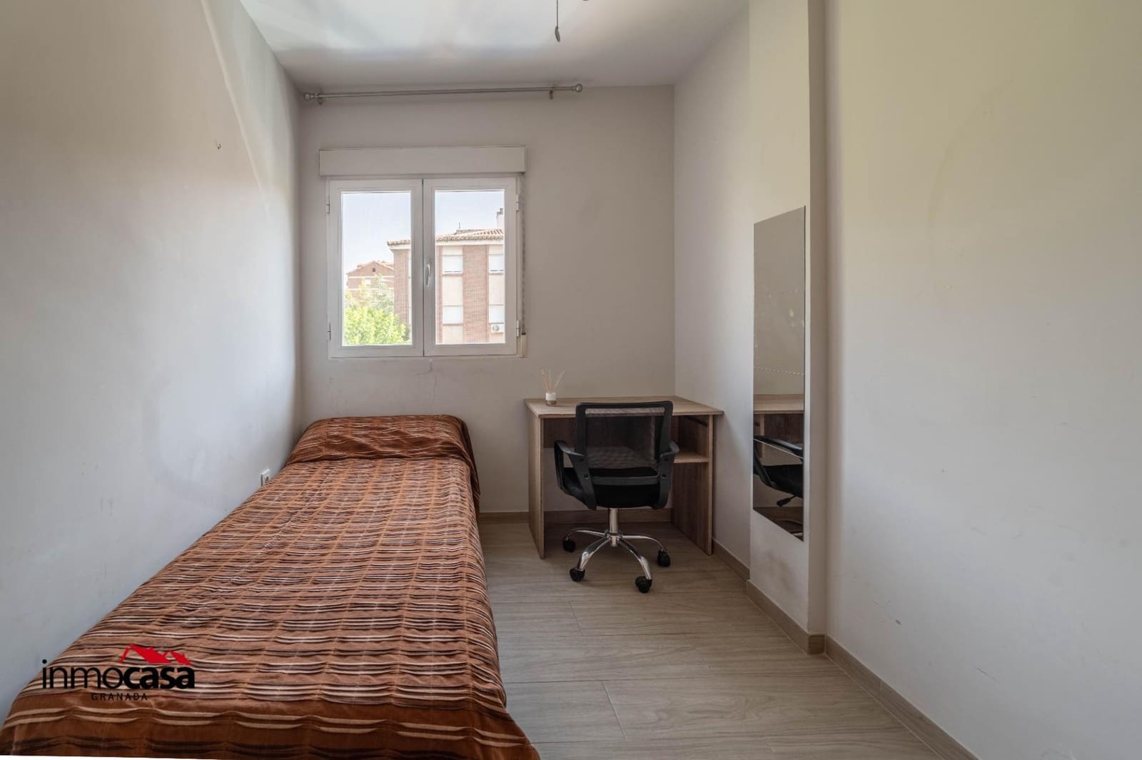 Piso de 4 habitaciones en Granada ciudad en venta con garaje - 270.000 € (Ref: 9994348)