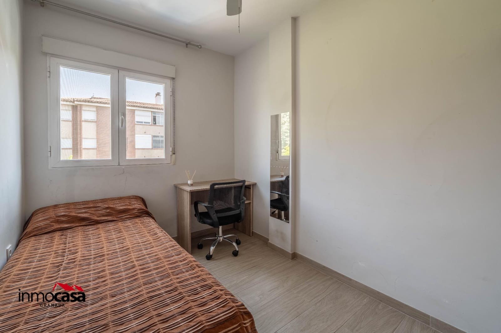 Piso de 4 habitaciones en Granada ciudad en venta con garaje - 270.000 € (Ref: 9994348)