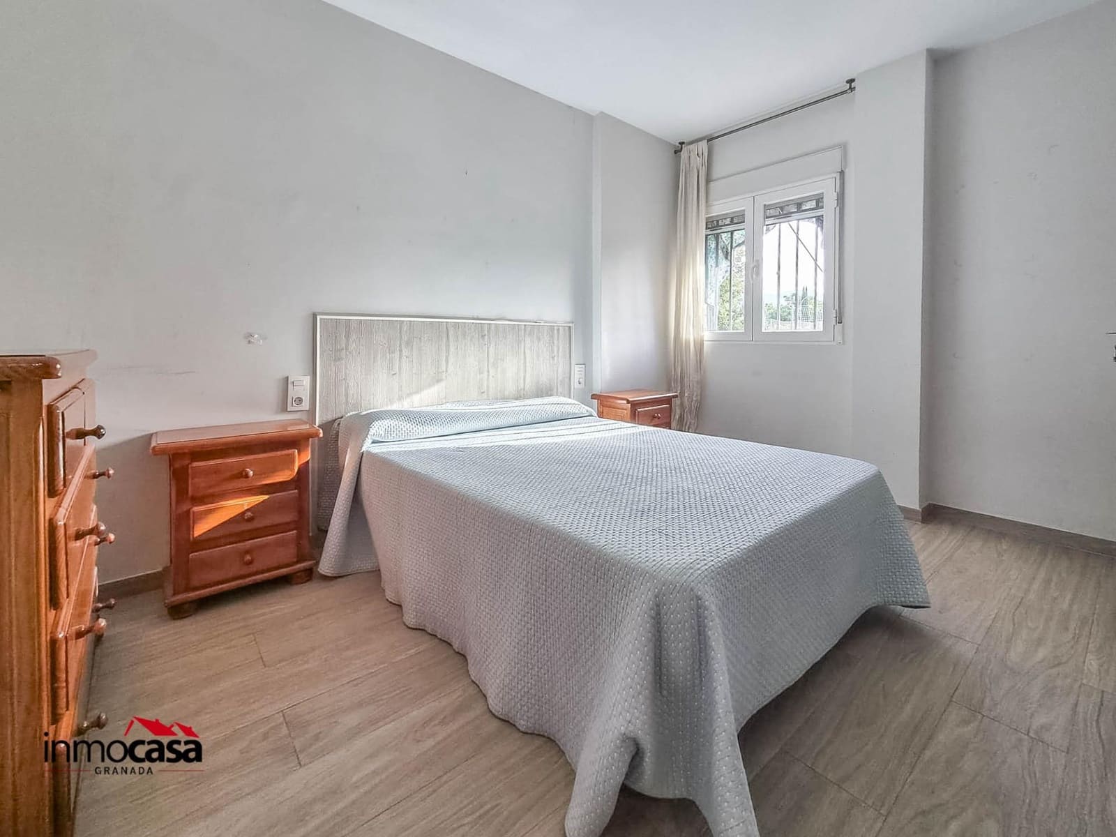 4 bedroom Flat for sale in Granada city with garage - € 270,000 (Ref: 9994348)