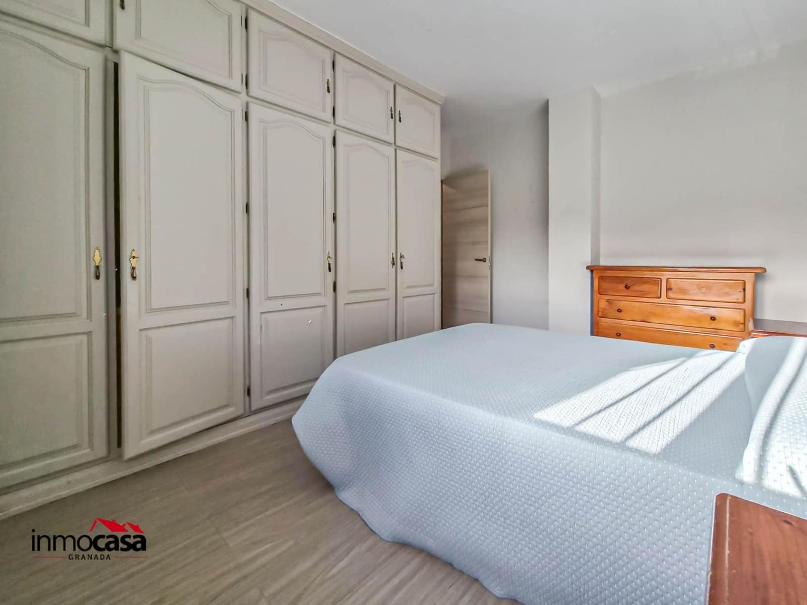 4 bedroom Flat for sale in Granada city with garage - € 270,000 (Ref: 9994348)