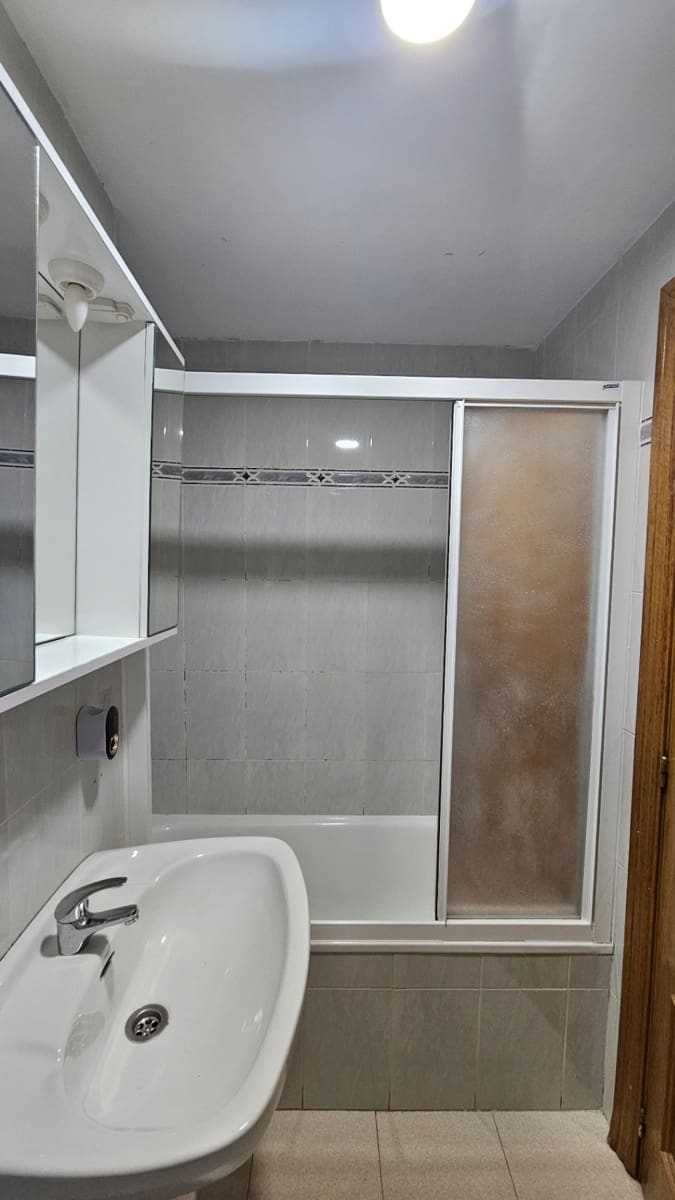 2 soverom Leilighet til leie i Alicante by med garasje - € 1 100 (Ref: 9324470)