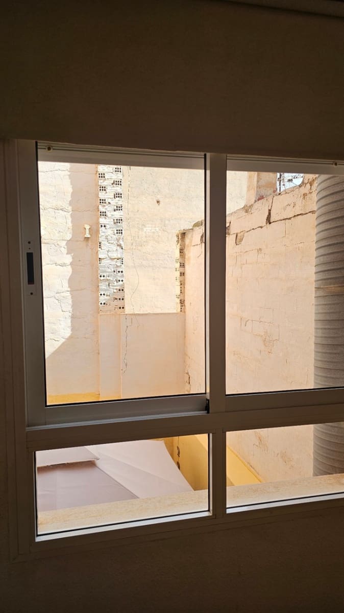 2 soverom Leilighet til leie i Alicante by med garasje - € 1 100 (Ref: 9324470)