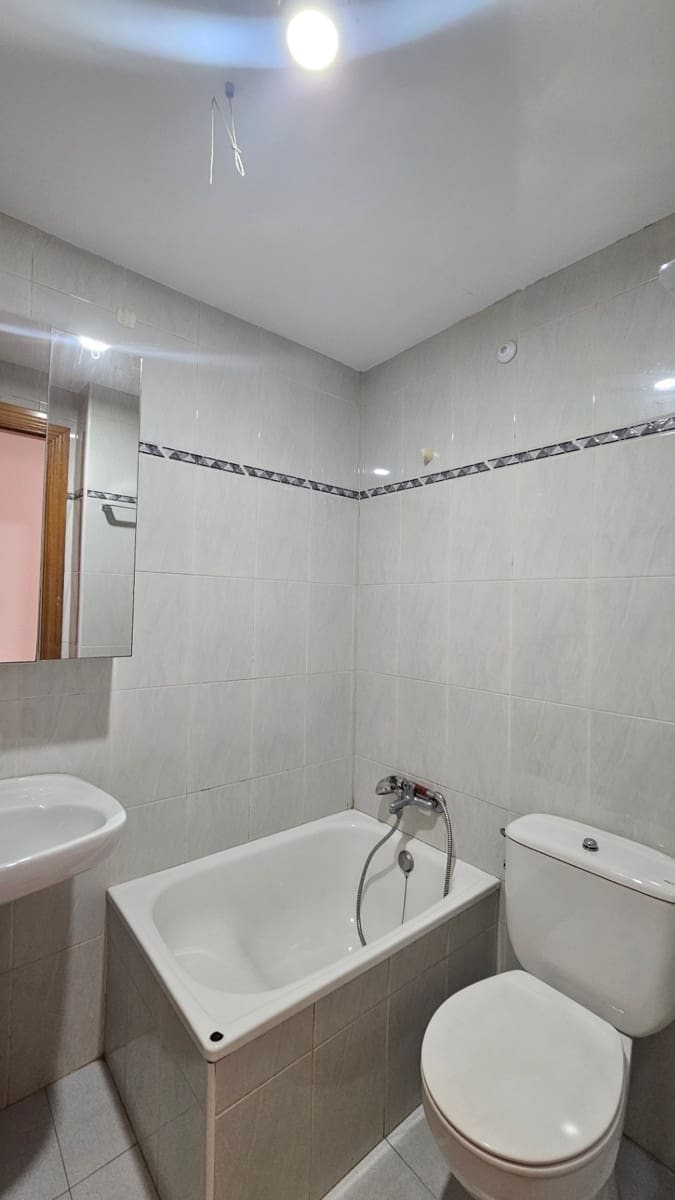 2 soverom Leilighet til leie i Alicante by med garasje - € 1 100 (Ref: 9324470)