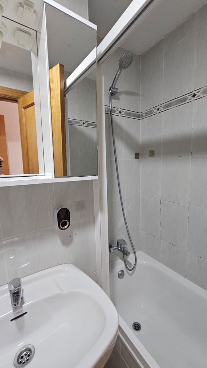 2 soverom Leilighet til leie i Alicante by med garasje - € 1 100 (Ref: 9324470)