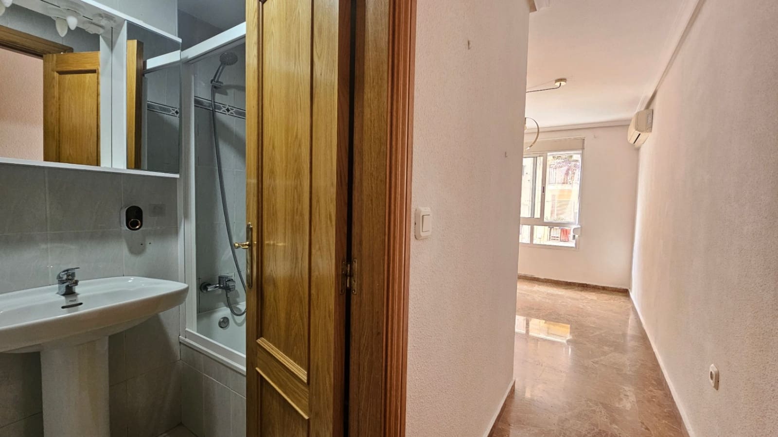 2 soverom Leilighet til leie i Alicante by med garasje - € 1 100 (Ref: 9324470)