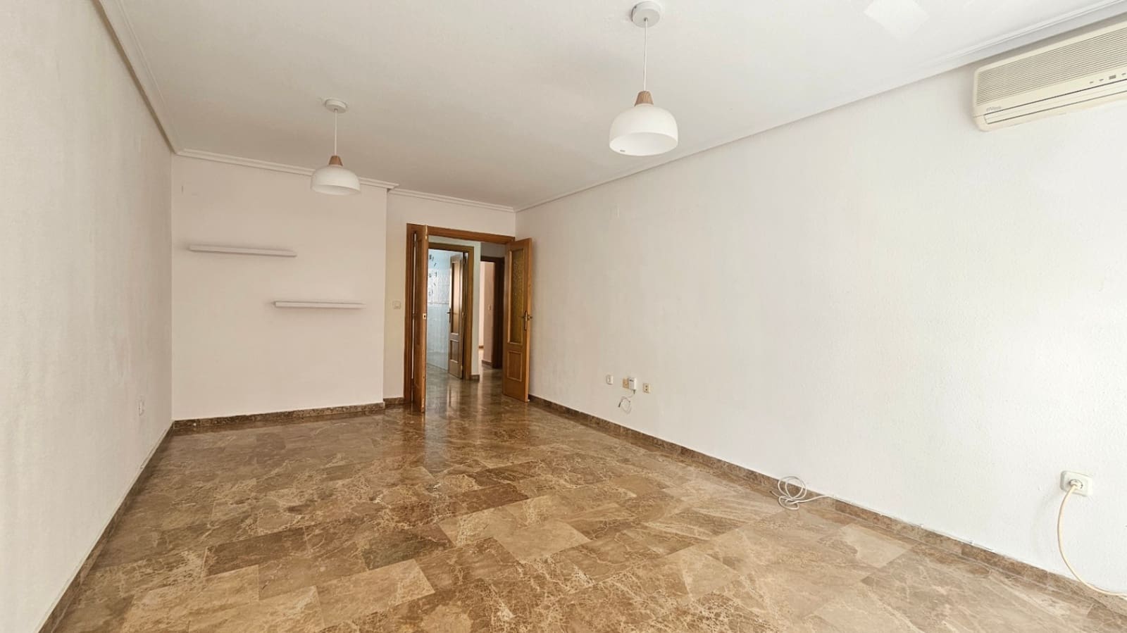 2 soverom Leilighet til leie i Alicante by med garasje - € 1 100 (Ref: 9324470)