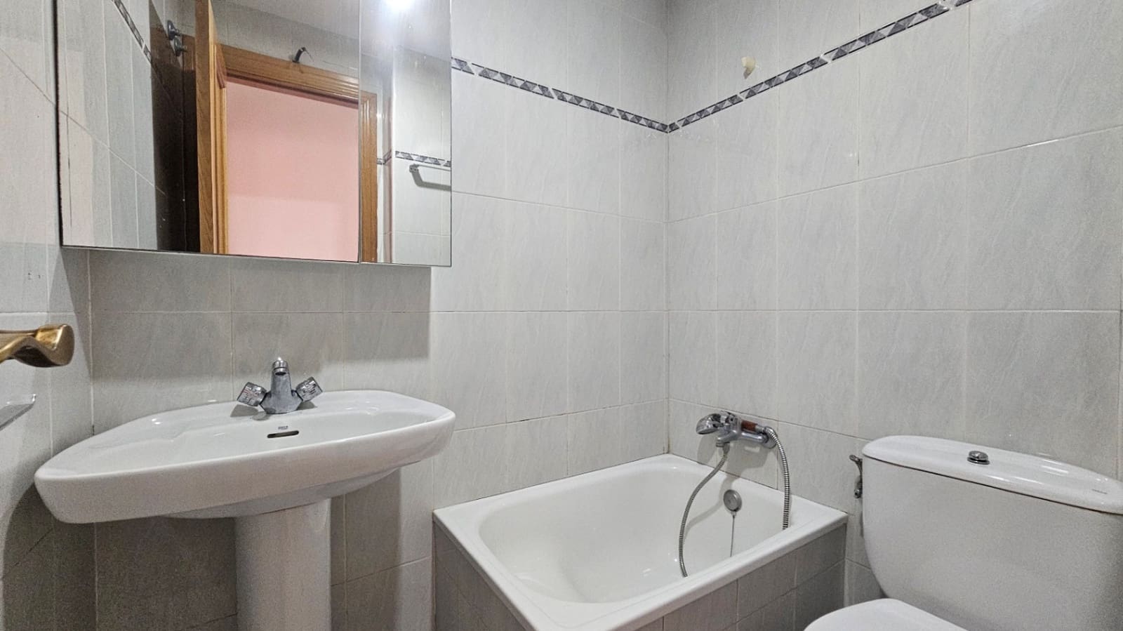 2 soverom Leilighet til leie i Alicante by med garasje - € 1 100 (Ref: 9324470)