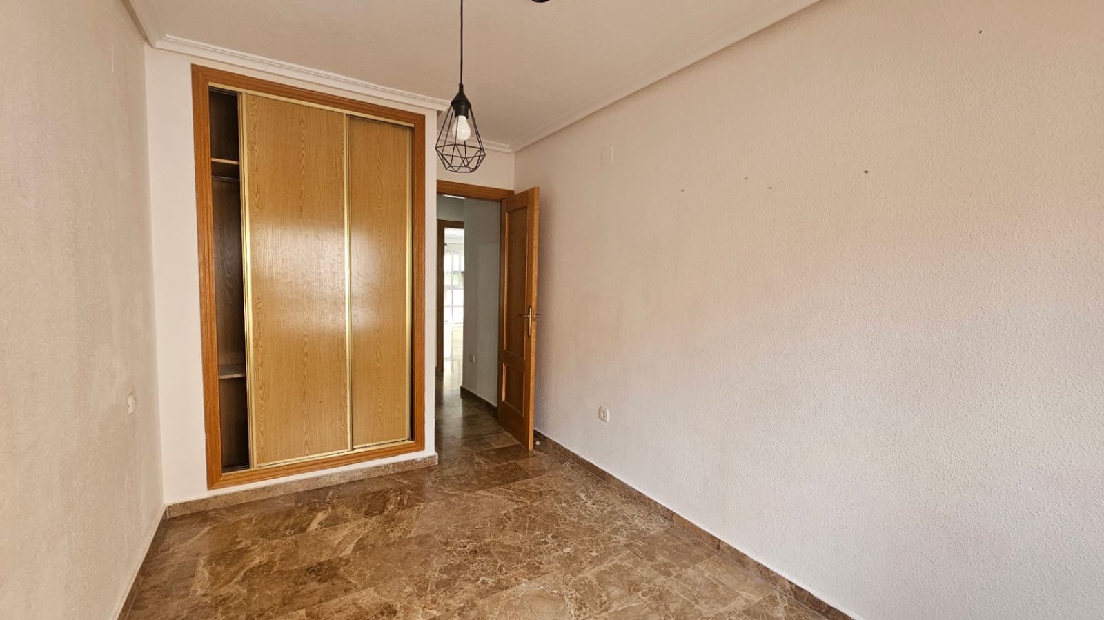 2 soverom Leilighet til leie i Alicante by med garasje - € 1 100 (Ref: 9324470)